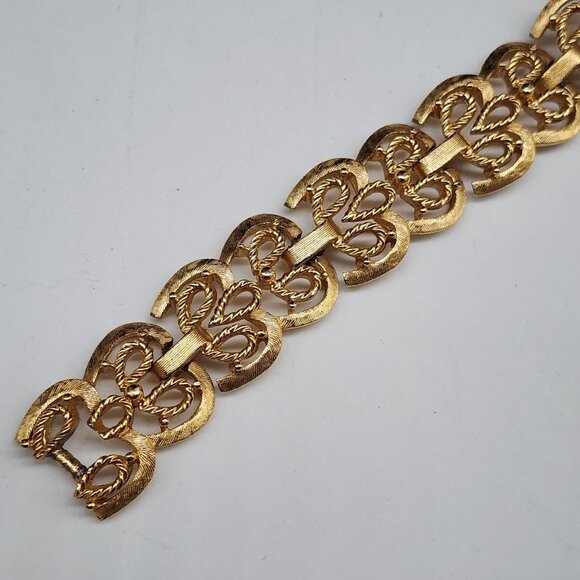 Vintage Signed Crown Trifari Victorian Style Panel Link Bracelet Textured 7" - Picture 4 of 14
